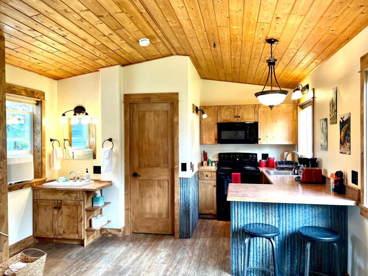 Glacier'S Edge Cabins コロンビア・フォールズ エクステリア 写真